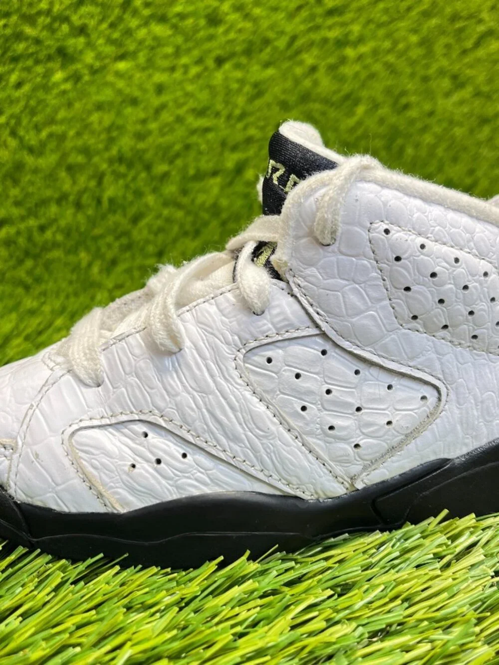 Nike Air Jordan 6 Retro Boys Size 9C White Black Athletic Leather Shoes Sneakers
